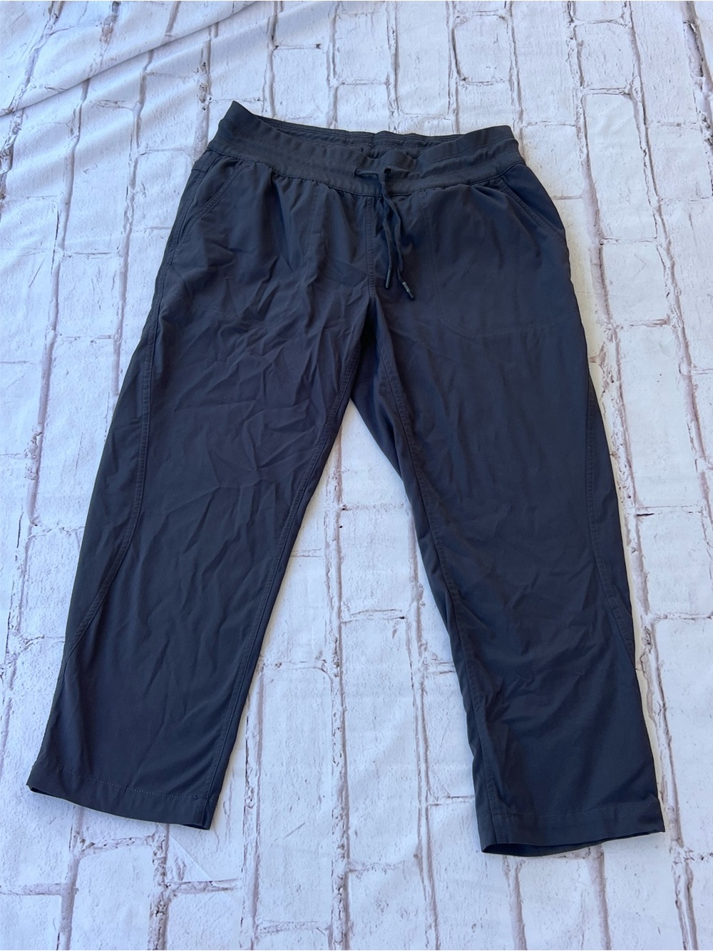 The North Face Women's Black Cropped Drawstring Active Pants